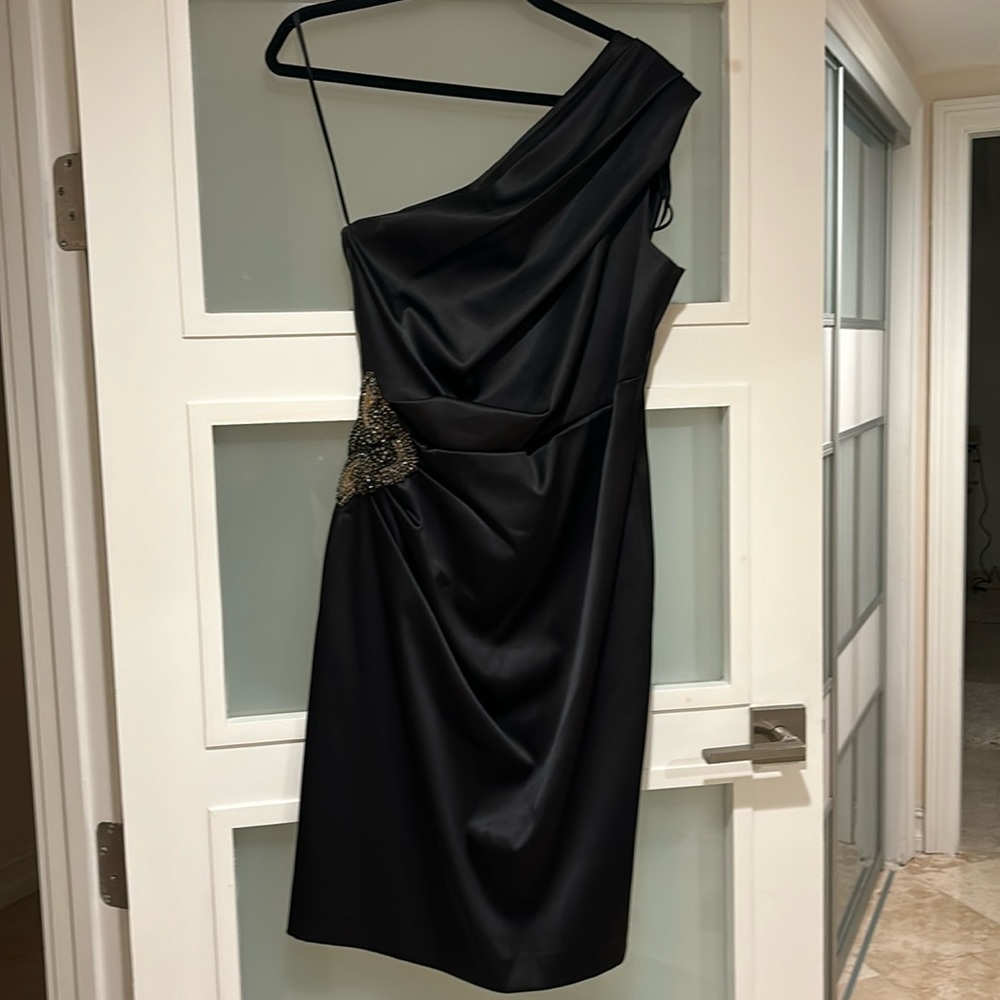 Very nice cocktail dress.One shoulder and gorgeous rhinestone detail onside
